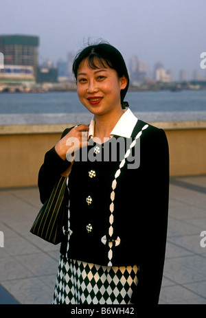 1, 1, chinesische Frau, erwachsene Frau, Erwachsener, Frau, Augenkontakt, Vorderansicht, den Bund, den Waitan, Stadt Shanghai, Shanghai, China Stockfoto