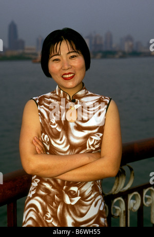 1, 1, chinesische Frau, erwachsene Frau, Erwachsener, Frau, Augenkontakt, Vorderansicht, den Bund, den Waitan, Stadt Shanghai, Shanghai, Shanghai Municipality, China Stockfoto