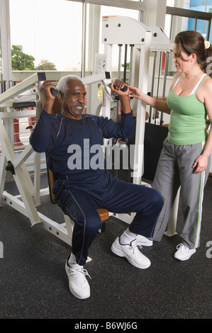 Personal Trainer arbeiten mit älteren Mann Stockfoto