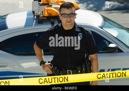 Polizisten stehen hinter Polizei Klebeband Stockfoto