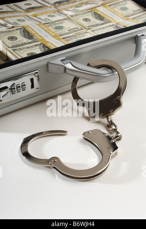 Koffer voller Geld Stockfoto