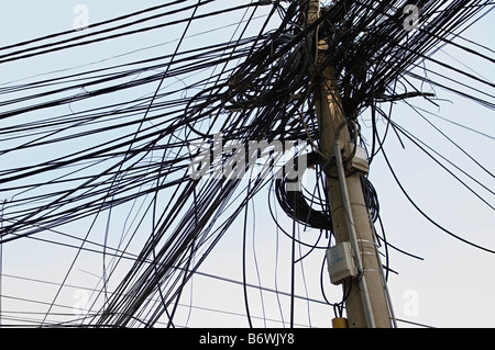 Gewirr von elektrischen Leitungen auf Elektromasten Stockfoto