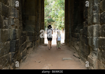 Frau und Mädchen zu Fuß durch Passage im alten Gebäude Stockfoto