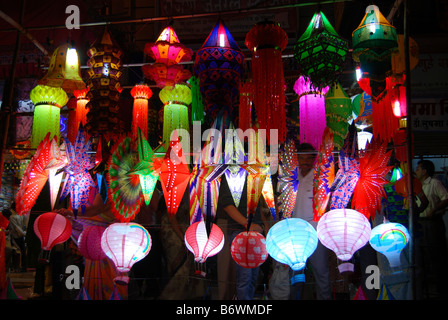 Bunte Lampions auf dem Display anlässlich Diwali, Festival of Lights. Stockfoto