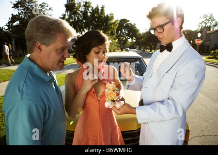 Vater auf der Suche auf dem Abschlussball Paare corsage Stockfoto