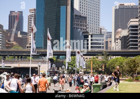 Touristen und Einheimische zu Fuß um den circular Quay, Sydney, Australien Stockfoto
