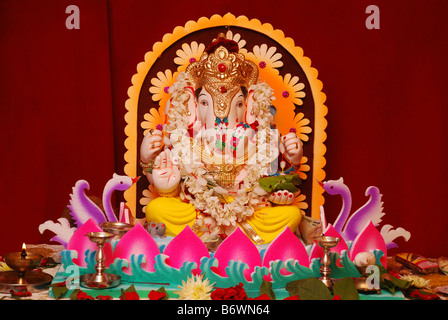 Pflaster von Paris 3 dimensionale Statue der Hindu-Gottheit Lord Ganesh. Maharashtra, Indien. Stockfoto