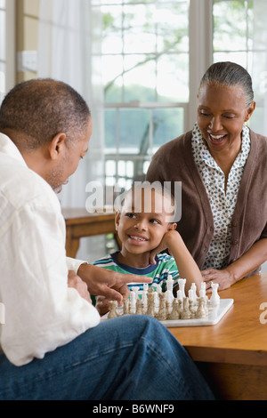 Ein Großvater und Enkel spielt Schach Stockfoto