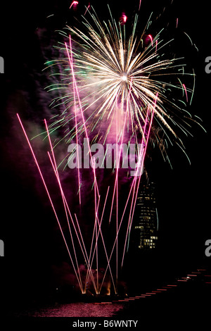 Feuerwerk über einen Fluss Stockfoto