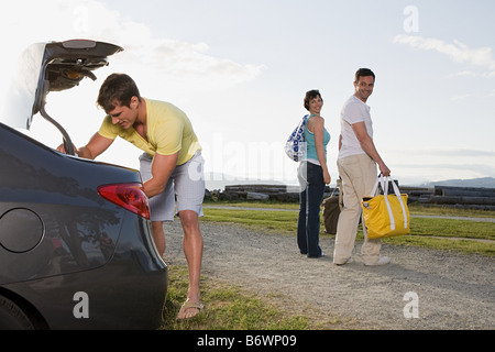 Freunde für ein Picknick vorbereiten Stockfoto