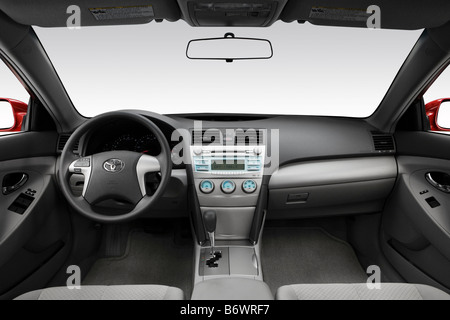 2009 Toyota Camry LE I4 rot - Armaturenbrett, Mittelkonsole, Getriebe Schalthebel Ansicht Stockfoto