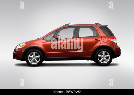 2009 Suzuki SX4 Crossover auf Tournee in Orange - Treiber Seitenprofil Stockfoto