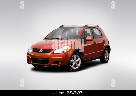 2009 Suzuki SX4 Crossover auf Tournee in Orange - Winkel-Vorderansicht Stockfoto