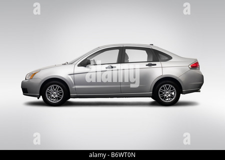 2009 Ford Focus SE in Silber - Treiber Seitenprofil Stockfoto