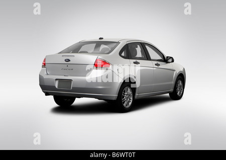 2009 Ford Focus SE in Silber - Winkel Rückansicht Stockfoto