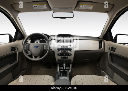 2009 Ford Focus SE in Silber - Armaturenbrett, Mittelkonsole, Getriebe Schalthebel Ansicht Stockfoto