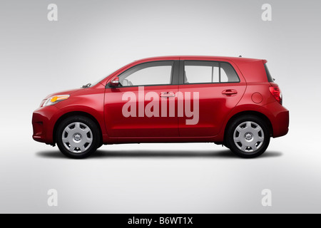 2009 Scion xD rot - Treiber Seitenprofil Stockfoto