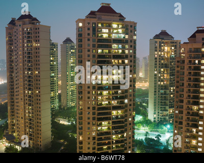 Shanghai-Gebäude am Abend Stockfoto