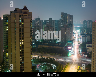 Shanghai-Gebäude am Abend Stockfoto