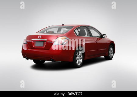 2009 Nissan Altima Hybrid rot - Winkel Rückansicht Stockfoto