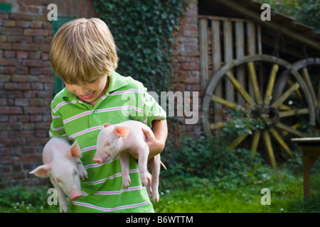 Junge mit Ferkel Stockfoto