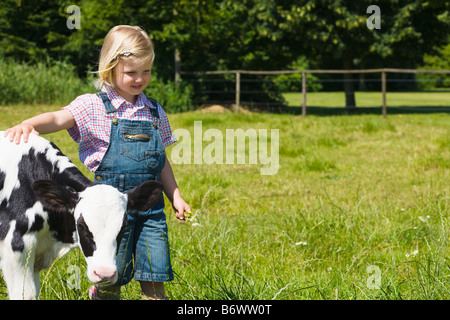 Ein Mädchen mit einem Kalb Stockfoto