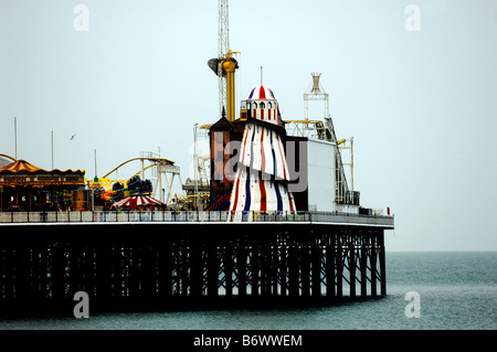 Die Helter Skelter Messegelände fahren auf dem Palace Pier Brighton Stockfoto