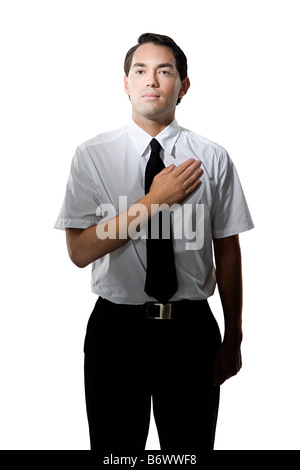 Junger Mann mit der Hand auf der Brust Stockfoto