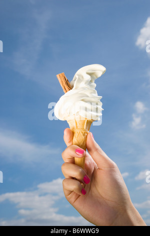 Person mit Eis Stockfoto