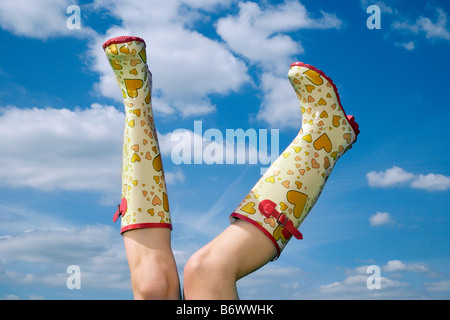 Person trägt Gummistiefel Stockfoto