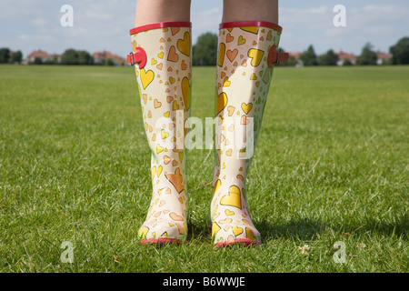 Person trägt Gummistiefel Stockfoto