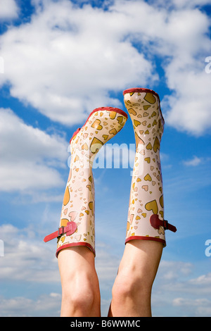 Person trägt Gummistiefel Stockfoto