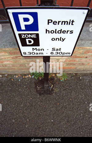 britische Parkplatz Schild Parkplatz für Inhaber der Genehmigung nur zwischen 08:30 und 18:30 montags bis samstags. Stockfoto