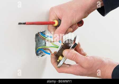 Elektriker, die Festsetzung eines Sockets Stockfoto