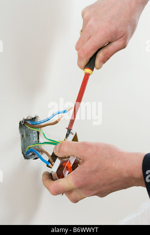 Elektriker, die Festsetzung eines Sockets Stockfoto