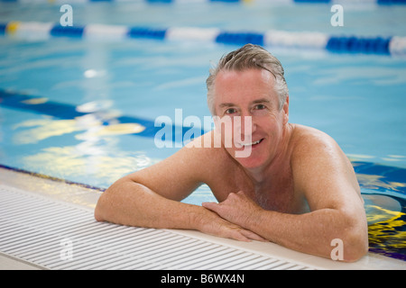 Porträt eines Mannes in einem Schwimmbad Stockfoto