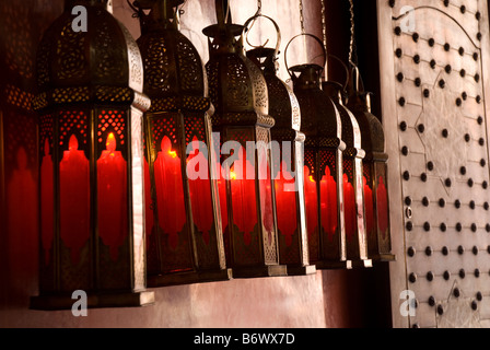 Marokko, Marrakesch, Marche des Epices. Einheimische Männer im Spice Market. Stockfoto