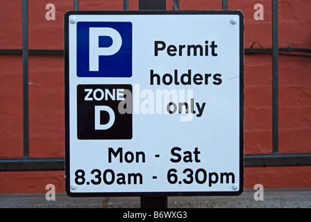 britische Parkplatz Schild Parkplatz für Inhaber der Genehmigung nur zwischen 08:30 und 18:30 montags bis samstags. Stockfoto