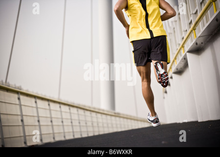 Mann läuft über eine Brücke. Stockfoto
