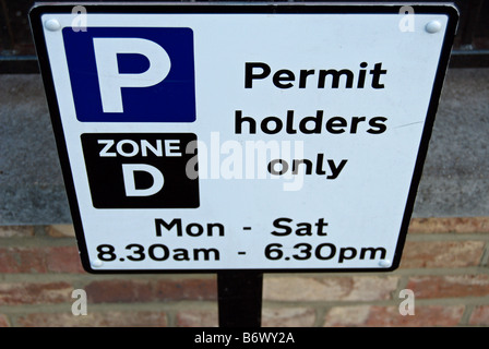 britische Parkplatz Schild Parkplatz für Inhaber der Genehmigung nur zwischen 08:30 und 18:30 montags bis samstags. Stockfoto