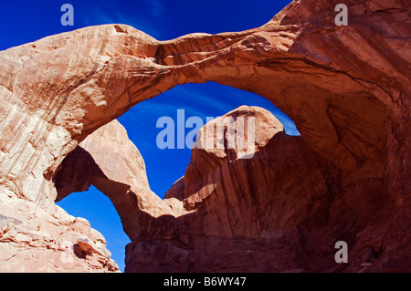 USA, Utah, Arches-Nationalpark. Doppelbogen im Abschnitt Windows Stockfoto