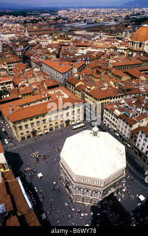 Blick auf Florenz Baptisterium und Piazza del Duomo vom Glockenturm Duomo (Kathedrale) Stockfoto