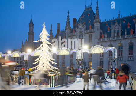 Eisbahn am Weihnachten Markt Brügge Belgien Stockfoto