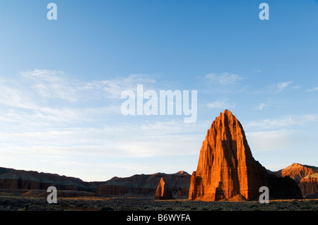 USA, Utah, Capitol Reef Nationalpark. Cathedral Valley Sonnenaufgang am Tempel der Sonne und kleinere Tempel des Mondes Stockfoto