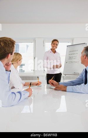 Als Dozent unterrichtet Studenten der Wirtschaftswissenschaften Stockfoto