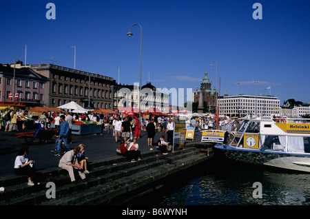 Hafen von Helsinki und Open-Air-Markt. Der Präsidentenpalast und lutherische Kathedrale sind im Hintergrund sichtbar. Stockfoto