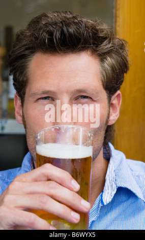 Mann trinkt Bier Stockfoto