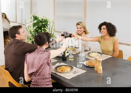 Freunde, toasten mit Rotwein Stockfoto