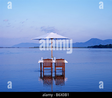 Sambia, Lower Zambezi National Park, Wurst Tree Camp. Abendessen "Wurst Baum-Stil" in den Sambesi. Stockfoto