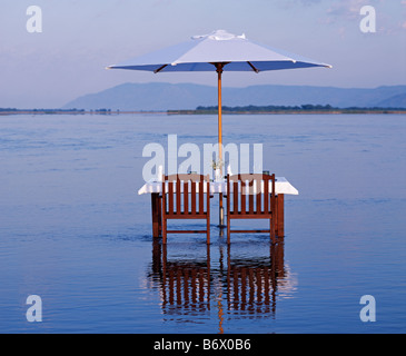 Sambia, Lower Zambezi National Park, Wurst Tree Camp. Abendessen "Wurst Baum-Stil" in den Sambesi-Fluss Stockfoto